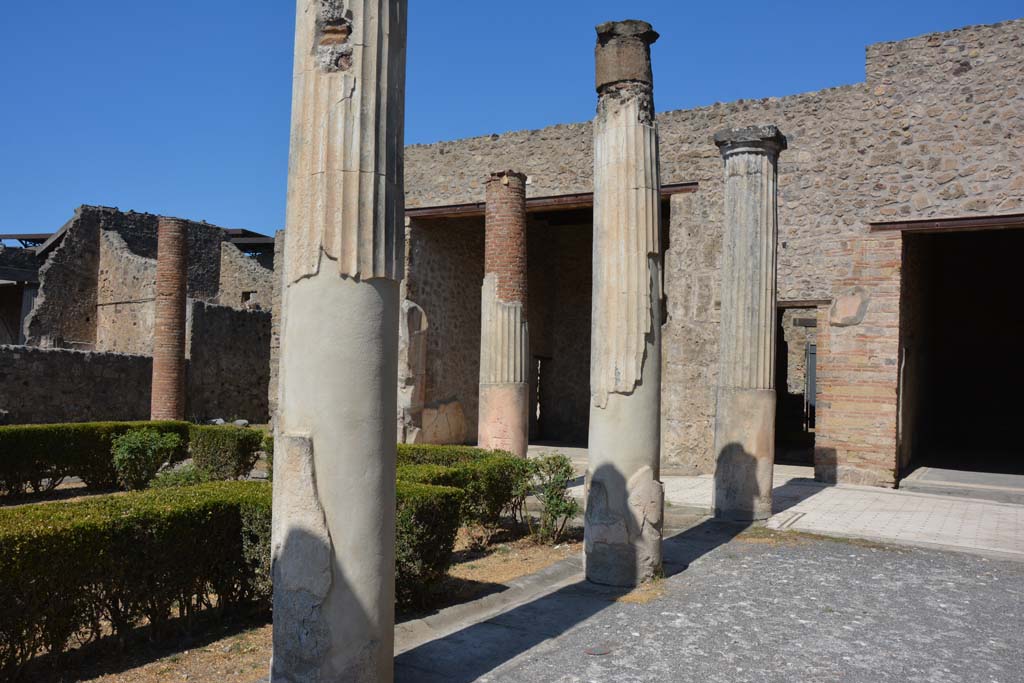 VII.7.5 Pompeii. September 2019. Looking north-west from outside room (m) on east portico.
Foto Annette Haug, ERC Grant 681269 DÉCOR.

