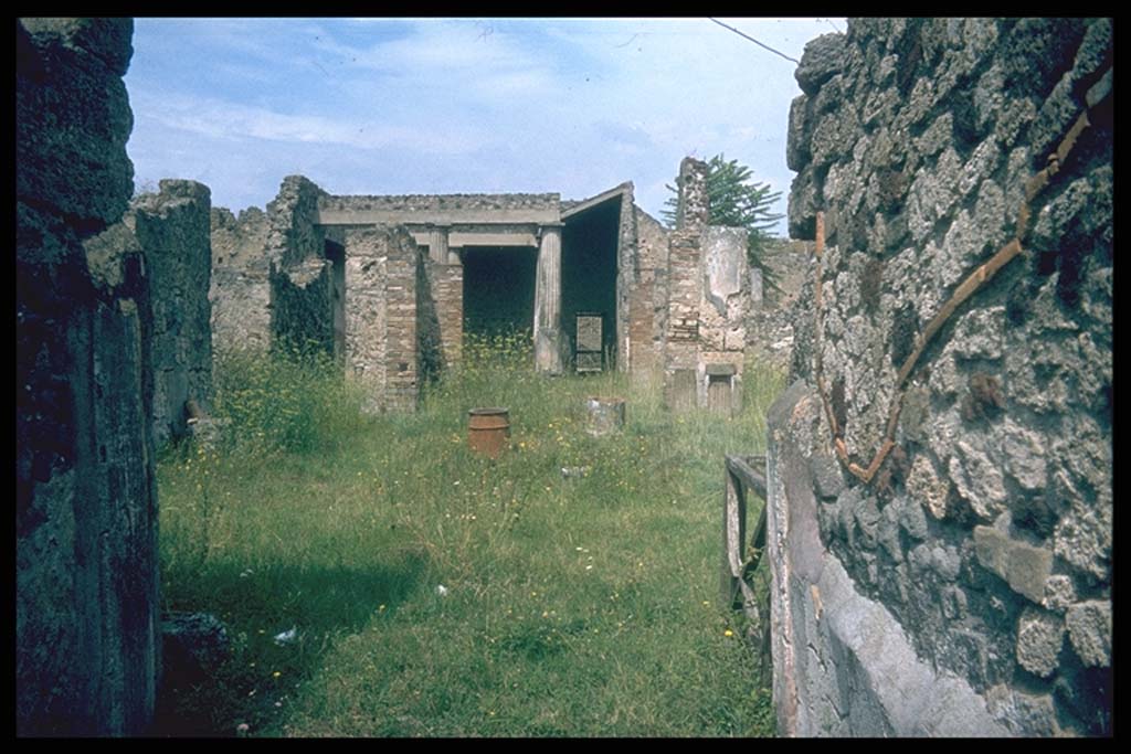 VII.7.10 Pompeii. Looking north across atrium, from entrance fauces.
Photographed 1970-79 by Günther Einhorn, picture courtesy of his son Ralf Einhorn.
