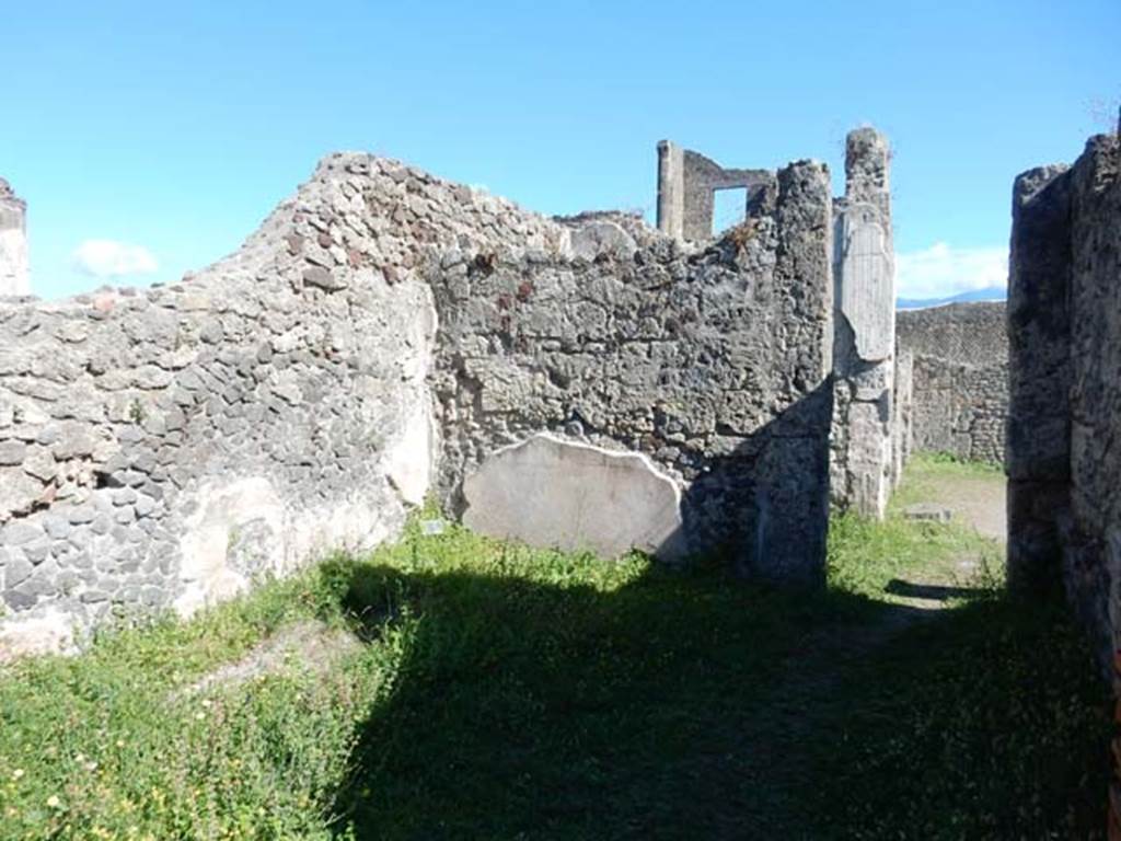 VII.7.10 Pompeii. May 2018. 
Room, (n), oecus on east side of tablinum, looking towards south-east corner, and doorway to atrium in south wall.
Photo courtesy of Buzz Ferebee. 
