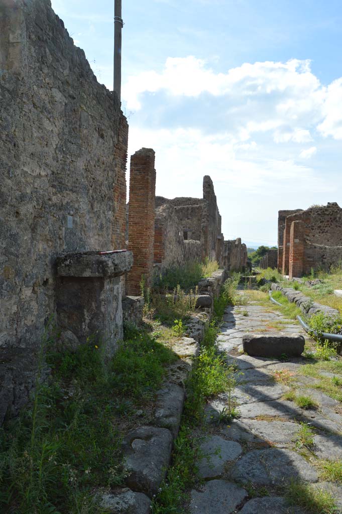 VII.7.22 Pompeii. October 2018. Looking west along Vicolo dei Soprastanti, with altar, on left.
Foto Taylor Lauritsen, ERC Grant 681269 DCOR.


