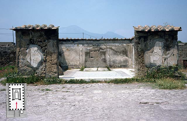 VII.7.32 Pompeii. March 2009. West wall of Podium and Cella.
