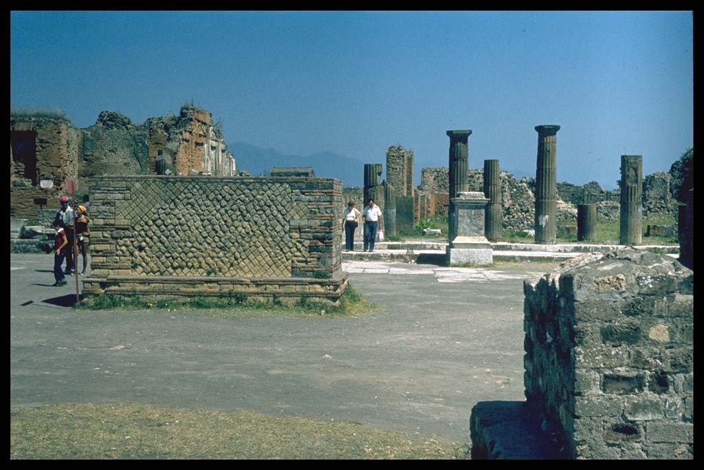 VII.8, Pompeii Forum. March 2014. Looking east towards south-east corner of Forum.
Foto Annette Haug, ERC Grant 681269 DÉCOR.

