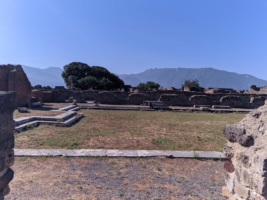 VII.9.1 Pompeii. April 2022. Looking across colonnade 9 at east end, towards south side. Photo courtesy of Giuseppe Ciaramella.