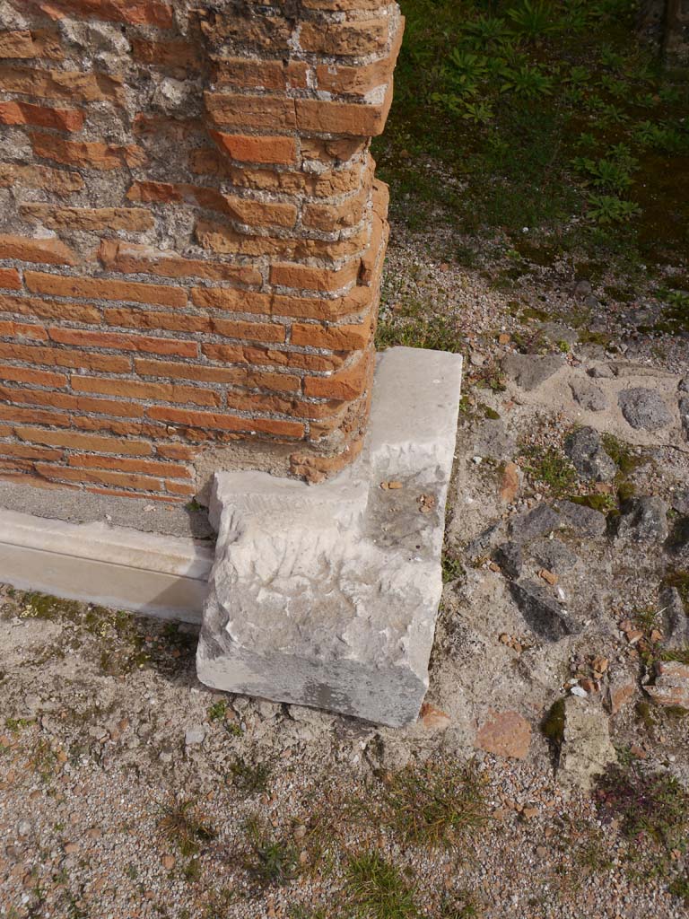 VII.9.2 Pompeii. March 2019. Looking east to base on north side of doorway to cella.
Foto Anne Kleineberg, ERC Grant 681269 DÉCOR.
