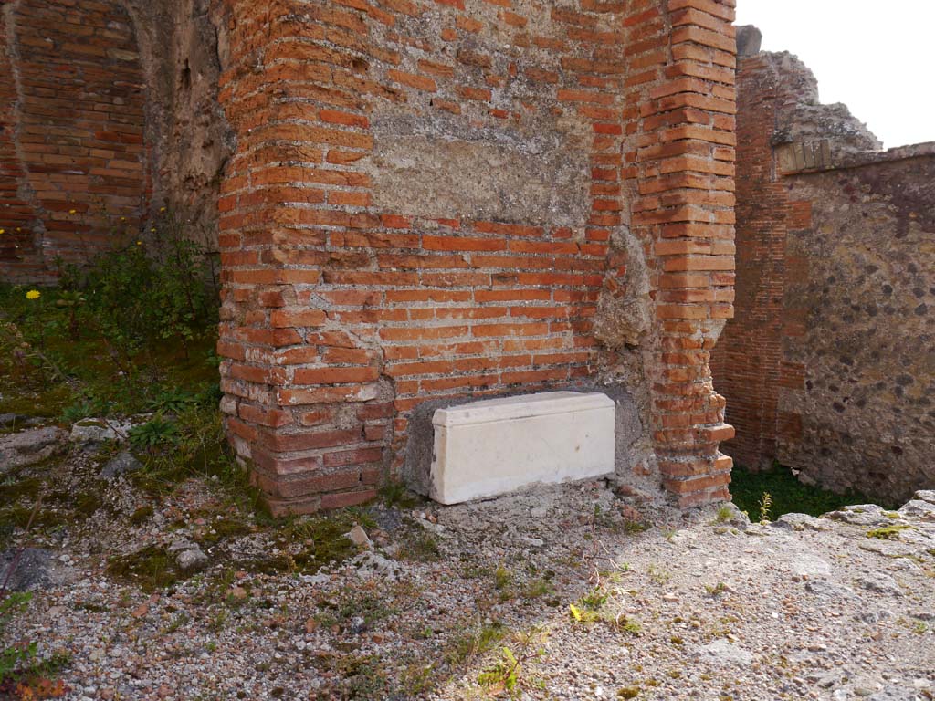 VII.9.2 Pompeii. March 2019. Looking towards south side of entrance doorway to cella on podium.
Foto Anne Kleineberg, ERC Grant 681269 DÉCOR.


