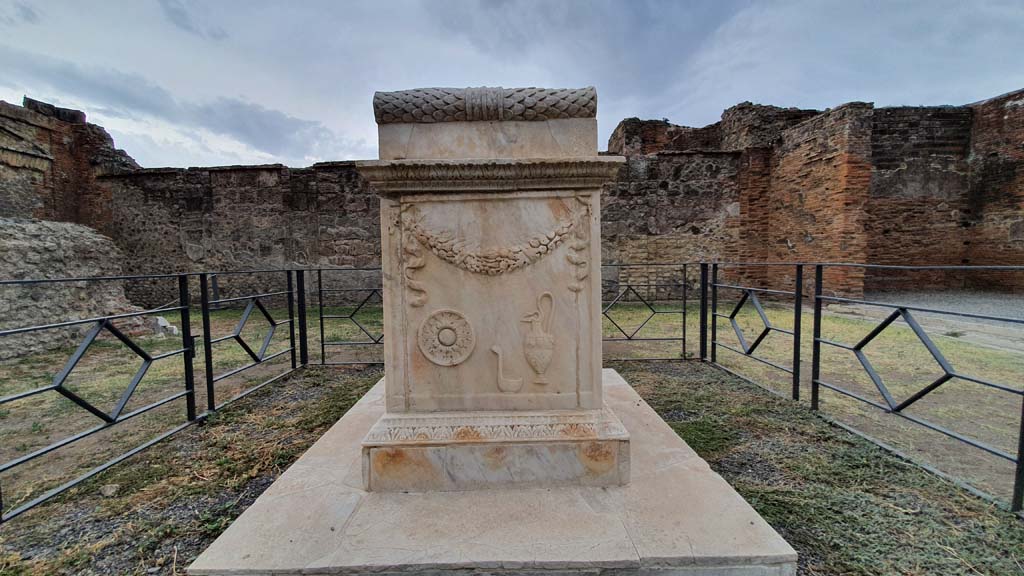 VII.9.2 Pompeii. August 2021. Looking towards north side of altar.
Foto Annette Haug, ERC Grant 681269 DÉCOR
