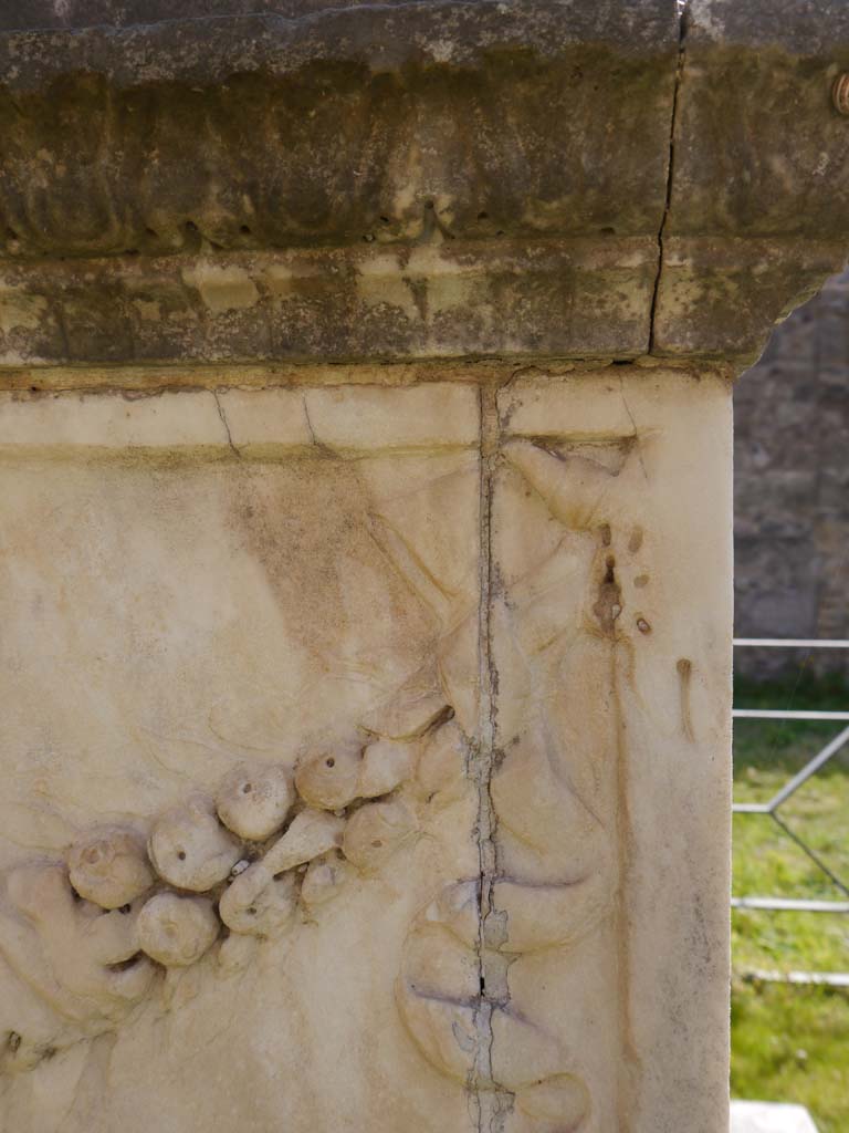 VII.9.2 Pompeii. March 2019. Detail from east end of north side of altar.
Foto Anne Kleineberg, ERC Grant 681269 DÉCOR.
