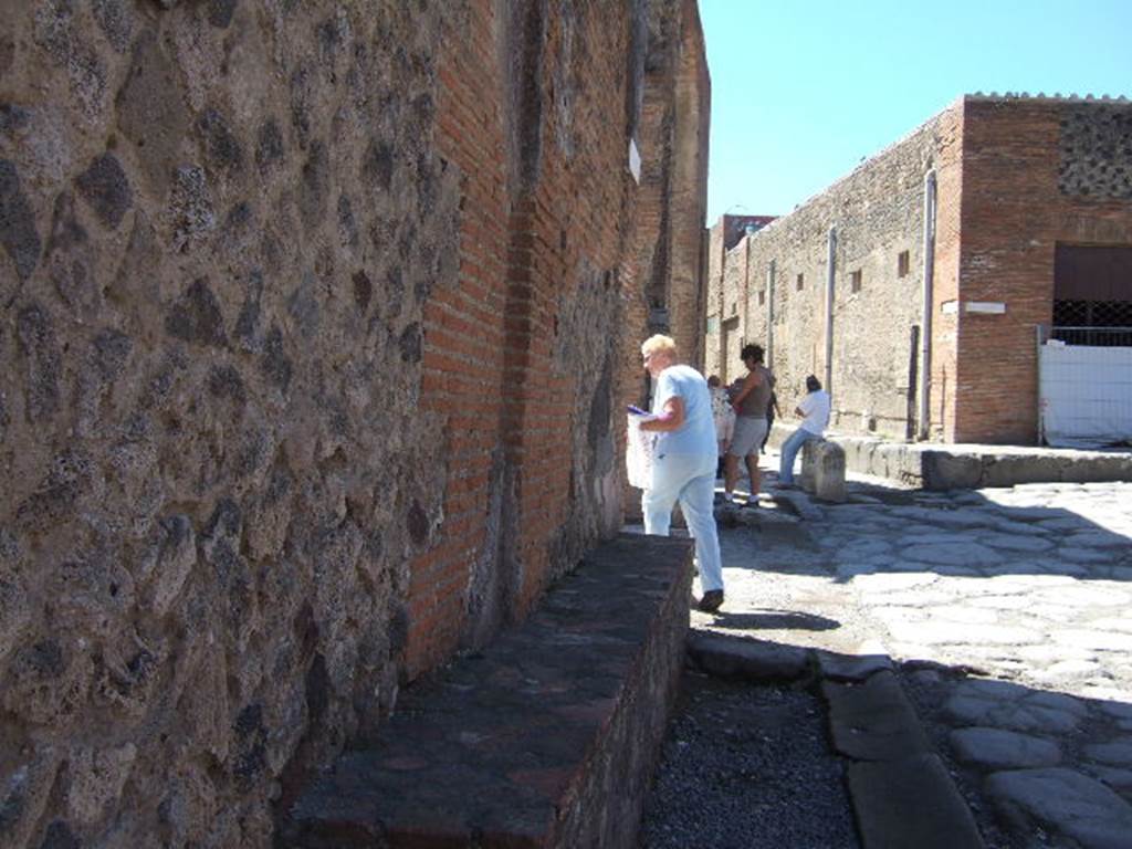 VII.9.12 Pompeii. September 2005. Bench on north outside wall, on Via degli Augustali.