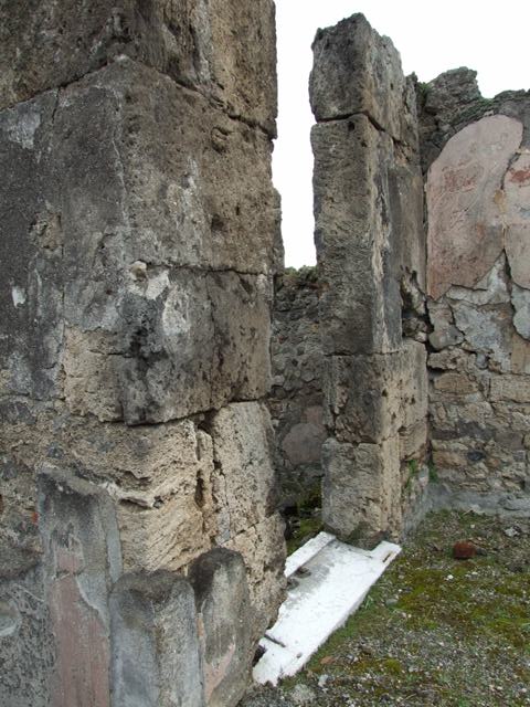 VII.9.47 Pompeii. December 2005. North-east corner of room 1, the atrium. Doorways to shop and room 2.