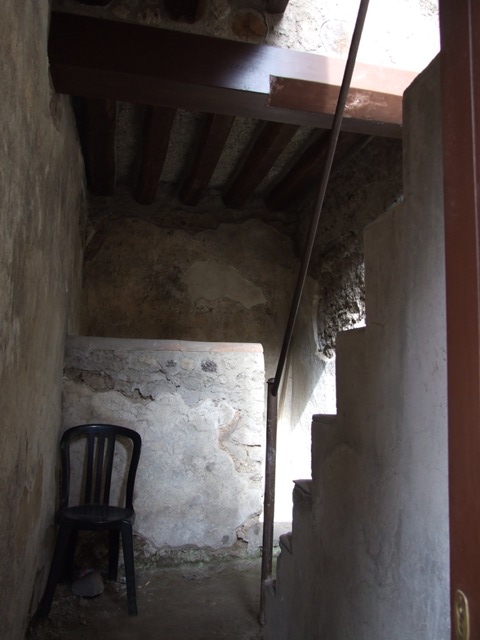 VII.12.20 Pompeii. December 2005. Entrance This door had a bell. The top floor was reached by a staircase. This led to a corridor which gave access to five more small rooms. This was in addition to the five rooms below in the Lupanare at VII.12.18 and VII.12.19.