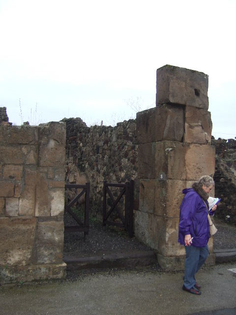 VII.13.8 Pompeii. December 2005. Entrance.