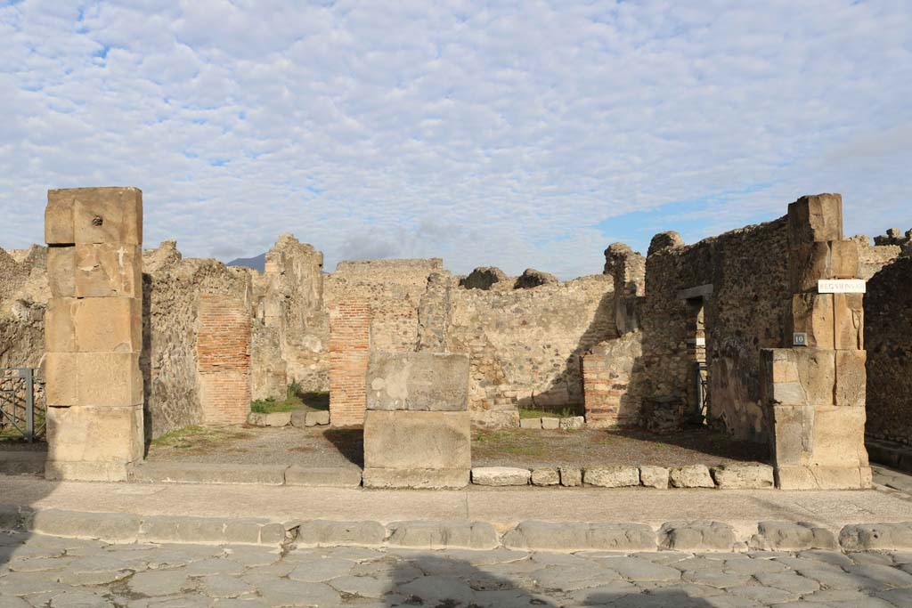 VII.13.9, Pompeii, on left. December 2018. 
Looking north on Via dellAbbondanza towards entrances, with VII.13.10, on right. Photo courtesy of Aude Durand.
