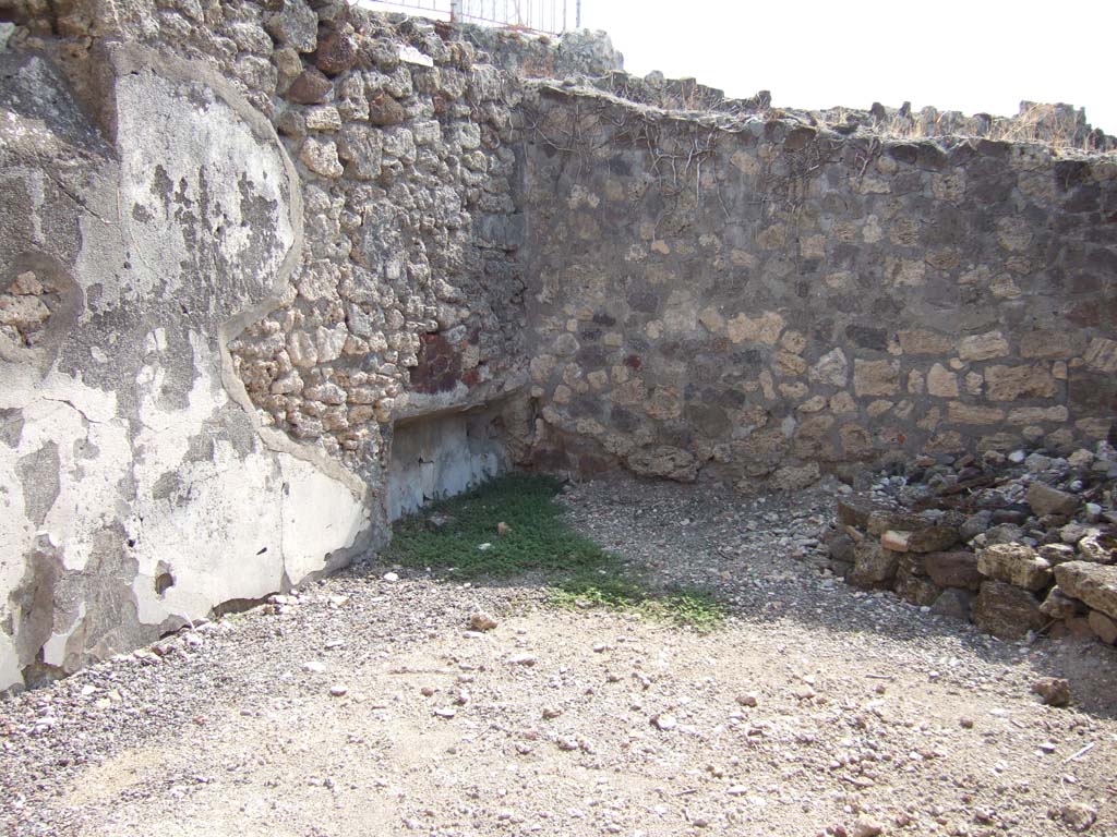 VII.15.8 Pompeii. September 2005. Triclinium, looking towards south-east corner with recess in the east wall.
On the left can be seen one of two windows in the east wall giving light from the roadway.
