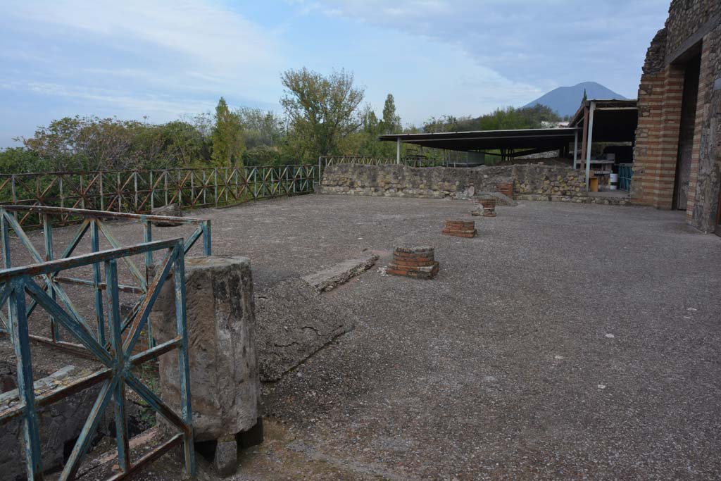 VII.16.22 Pompeii. October 2018. Looking north-west across portico and upper terrace.
Foto Annette Haug, ERC Grant 681269 DCOR.
