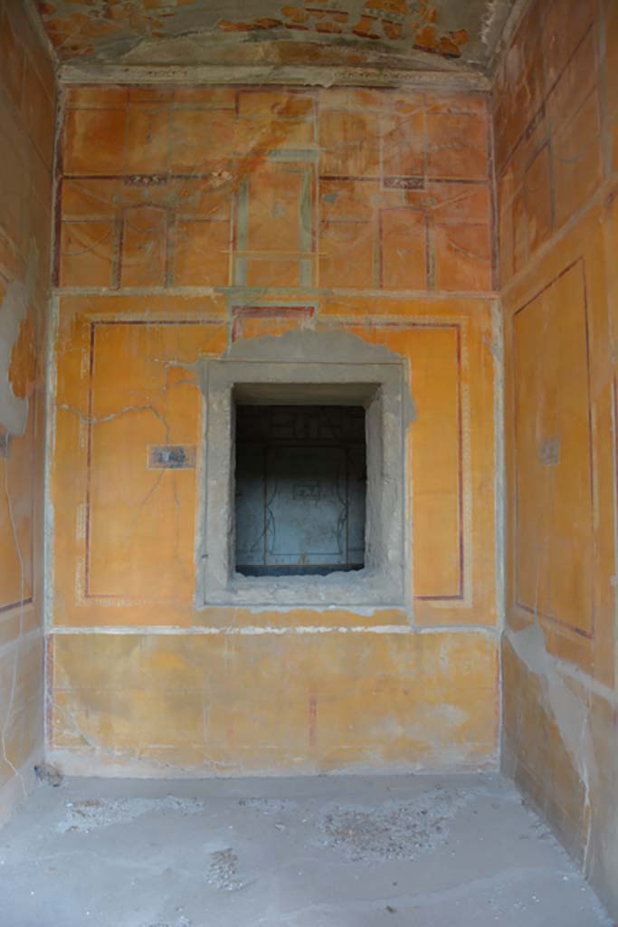 VII.16.22 Pompeii. October 2018.Room 47, east wall with window into room 49.
Foto Annette Haug, ERC Grant 681269 DCOR.
