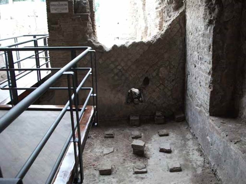 VII.16.a Pompeii. May 2010. Room 3, with remains of hypocaust floor. Looking north to pool.