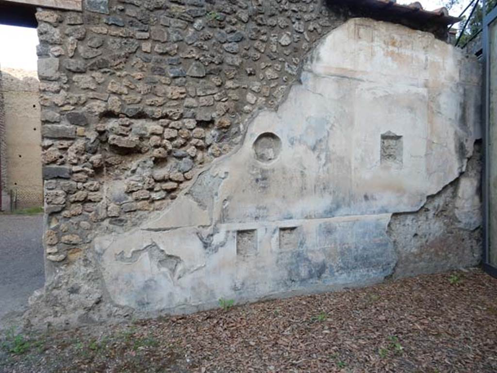 VIII.1.a, Pompeii. May 2018. Detail of painted plaster on east wall at south end of the portico. Photo courtesy of Buzz Ferebee.