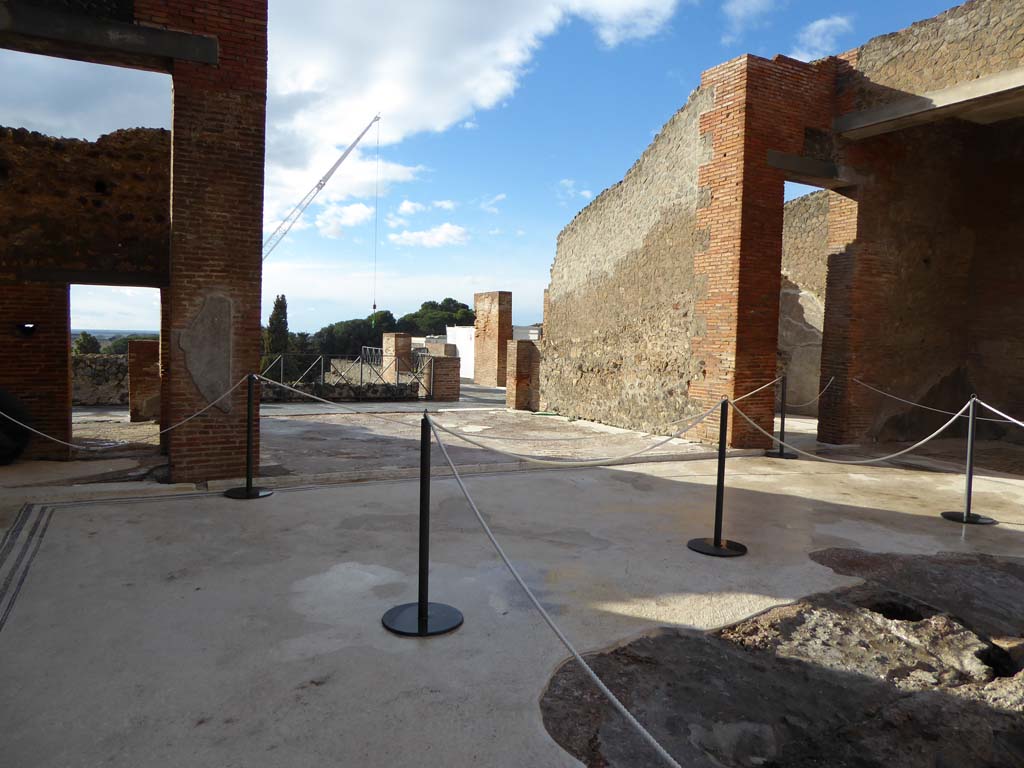 VIII.2.16 Pompeii. January 2017. Looking north-west across atrium towards tablinum.
Foto Annette Haug, ERC Grant 681269 DÉCOR
