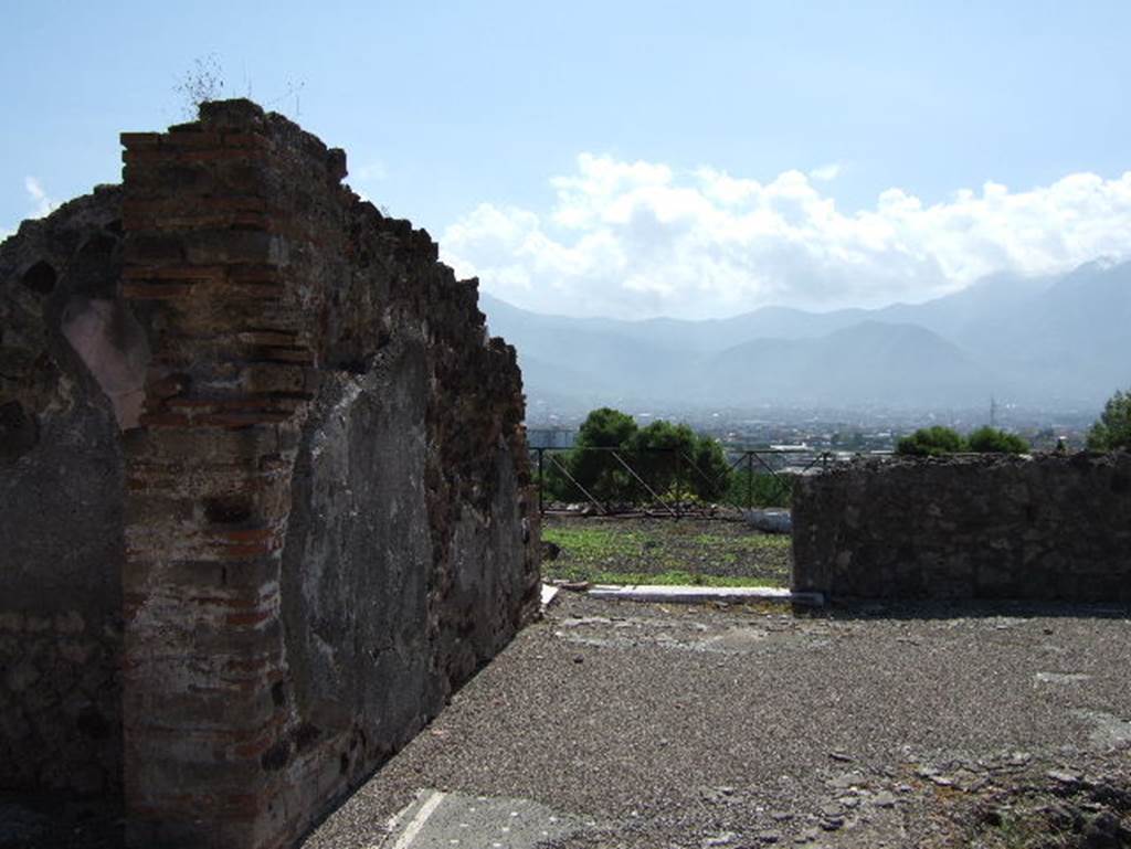 VIII.2.26 Pompeii. September 2005. South-east side of atrium, with entrance in centre to garden terrace ‘s’ ?. 
On the left is the doorway to room ‘L’.
Left of centre is the white travertine threshold to room “p”, and right of centre is a white travertine threshold perhaps to a garden terrace ‘s’.?
