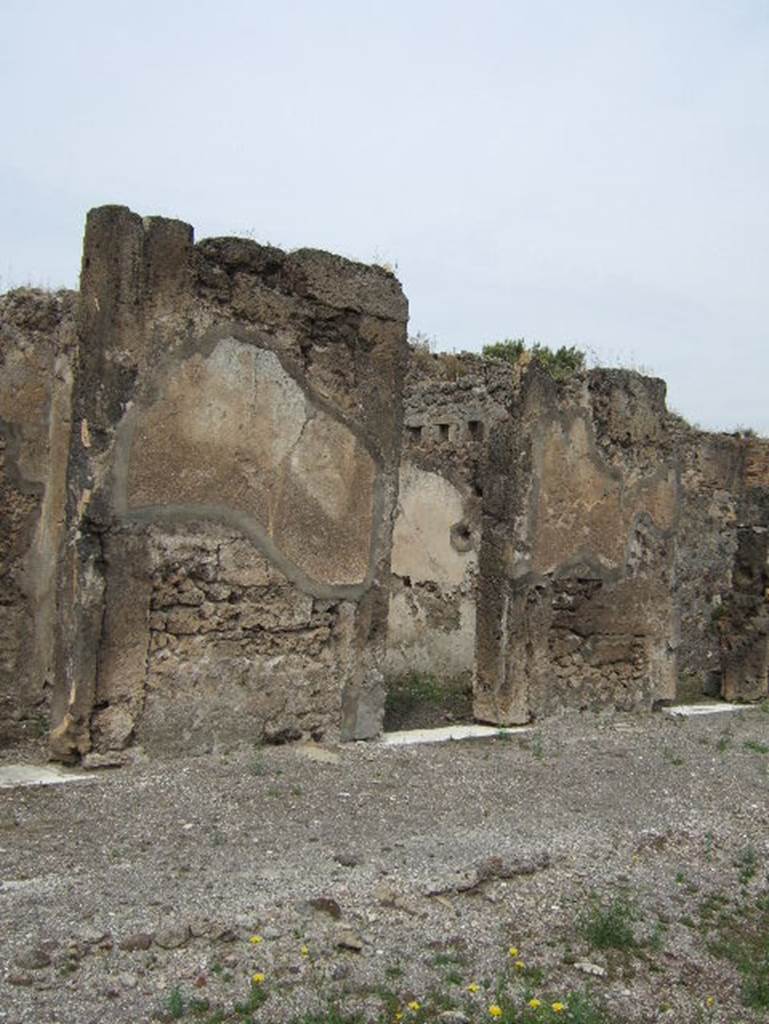 VIII.2.34 Pompeii. May 2006. Doorways to rooms k, L and q, on west side of atrium.