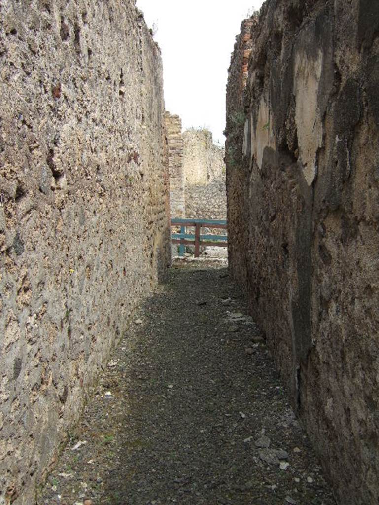VIII.2.32 Pompeii. May 2006. Looking north along corridor u of VIII.2.32, linked to VIII.2.33 and VIII.2.34.
.
