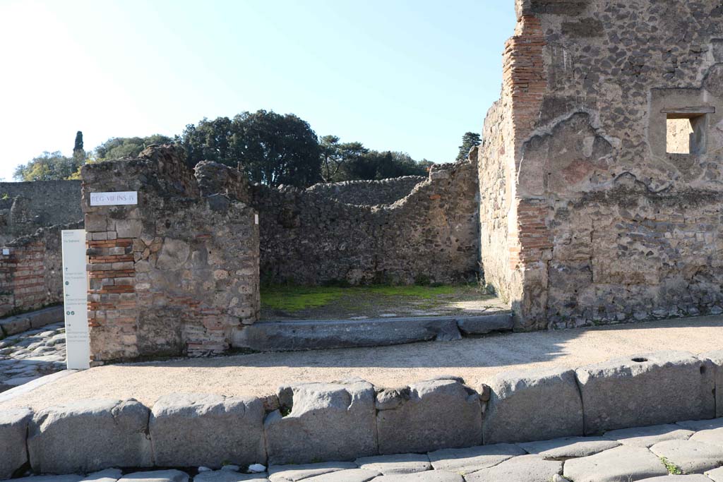 VIII.4.28 Pompeii. December 2018. 
Looking west to entrance on Via Stabiana, on corner of junction with Via del Tempio dIside. Photo courtesy of Aude Durand.
