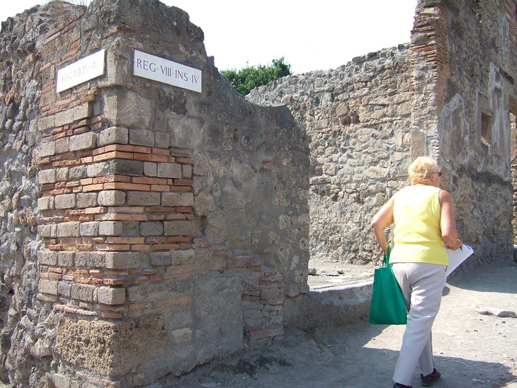 VIII.4.28 Pompeii. September 2005. Entrance on corner of Via Stabiana and Via del Tempio dIside.