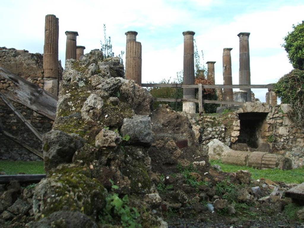 VIII.4.29 Pompeii. March 2009. Peristyle of VIII.4.15 from Via del Tempio dIside near VIII.4.29