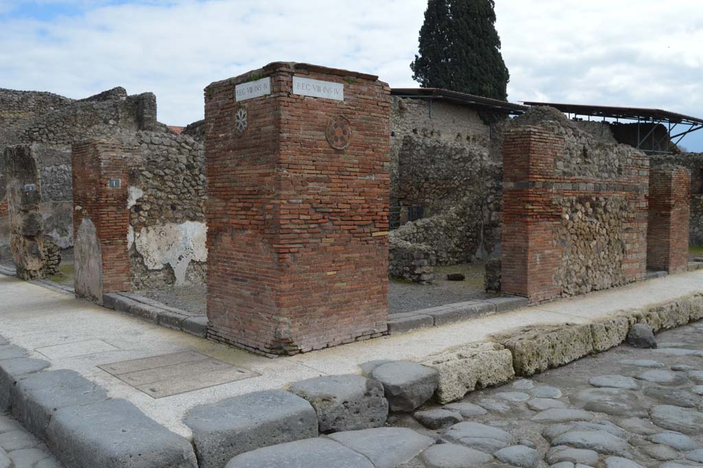 VIII.4.53 Pompeii, centre right. March 2018. 
Looking south-east towards entrance from junction of Via dellAbbondanza, on left, and Via dei Teatri, on right.
Foto Taylor Lauritsen, ERC Grant 681269 DCOR.

