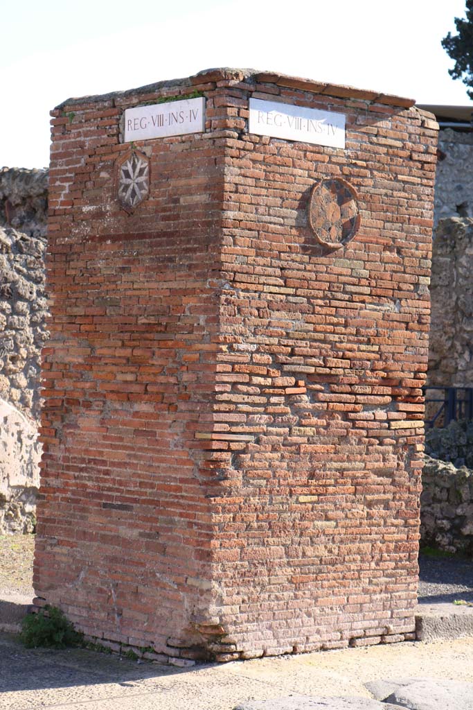 VIII.4.53 Pompeii, on right. December 2018. 
Corner pilaster between Via dellAbbondanza, on left, and Via dei Teatri, on right.
Photo courtesy of Aude Durand.

