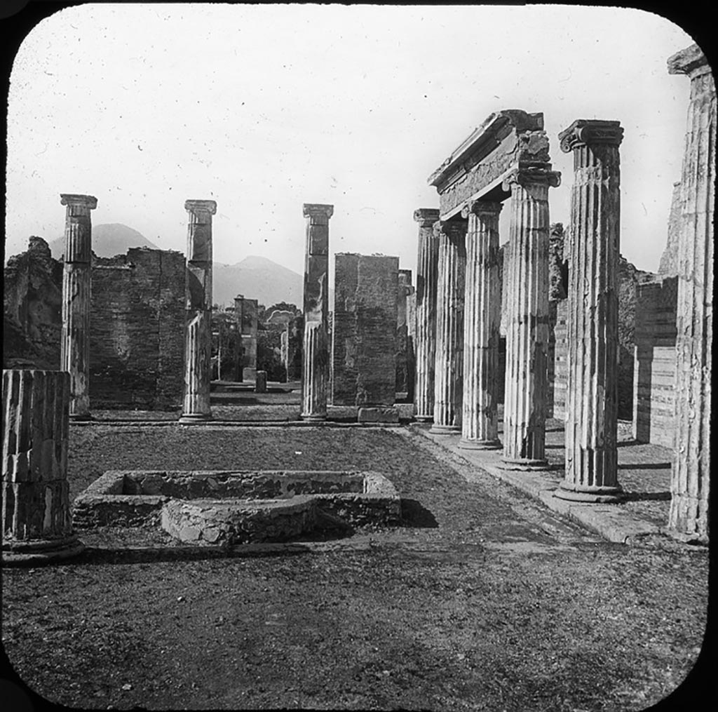 VIII.5.2 Pompeii. Room 8, looking north across the peristyle garden towards atrium and entrance doorway.
Photo by permission of the Institute of Archaeology, University of Oxford. File name instarchbx202im 020 Resource ID. 44494
See photo on University of Oxford HEIR database
