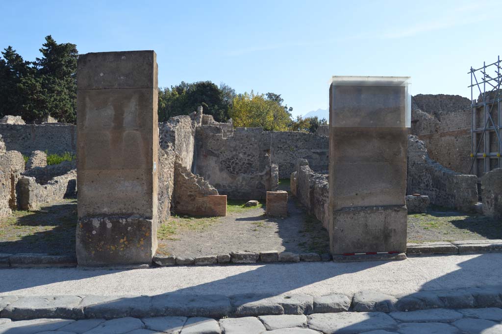 VIII.5.20 Pompeii, in centre. October 2017. Looking south towards entrance on Via dellAbbondanza.
Foto Taylor Lauritsen, ERC Grant 681269 DCOR.

