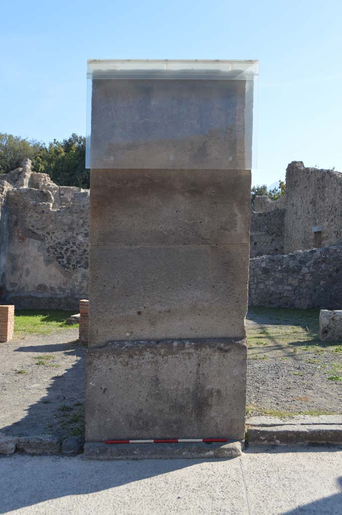 VIII.5.20 Pompeii, on left, and VIII.5.19, on right. October 2017.
Pilaster between two entrance doorways.
Foto Taylor Lauritsen, ERC Grant 681269 DCOR.
