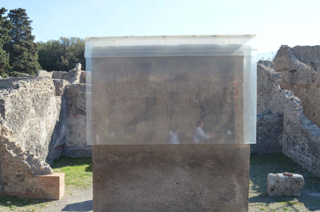 VIII.5.20 Pompeii, on left, and VIII.5.19, on right. October 2017. Eituns on pilaster
Foto Taylor Lauritsen, ERC Grant 681269 DCOR.

