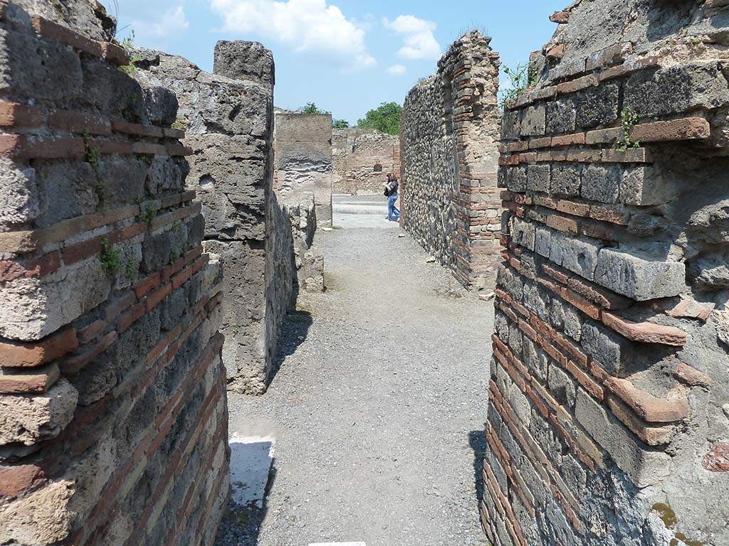 VIII.5.24 Pompeii. May 2010. Looking north from peristyle entrance across atrium, to front of house on Via dell’Abbondanza.