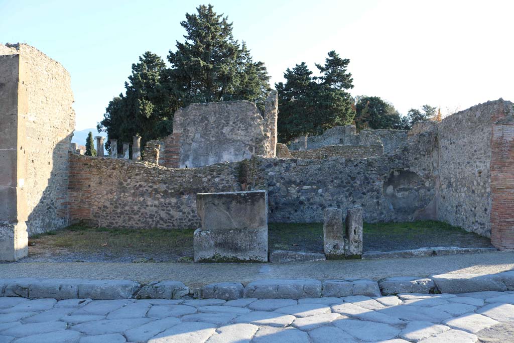 VIII.5.27 Pompeii, on left, VIII.5.26, in centre, and VIII.5.25, on right. December 2018. 
Looking south to entrance doorways on Via dellAbbondanza. Photo courtesy of Aude Durand.
