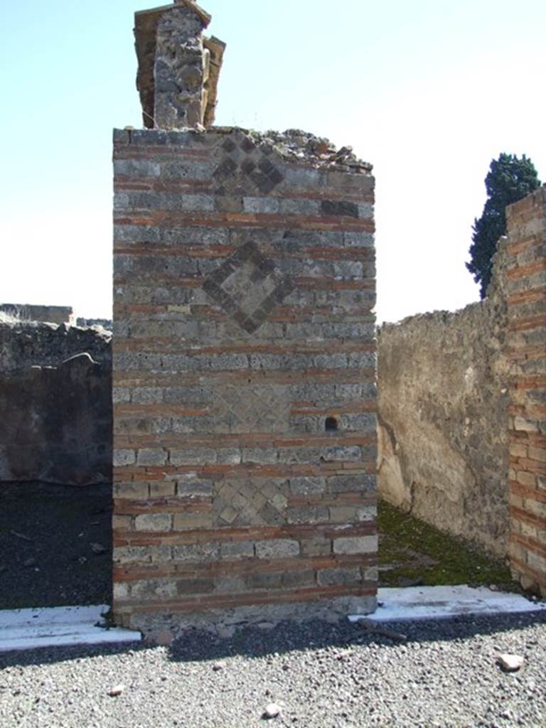 VIII.5.28 Pompeii.  March 2009.  Masonry atrium wall between Rooms 2 and 3 on east side of atrium.