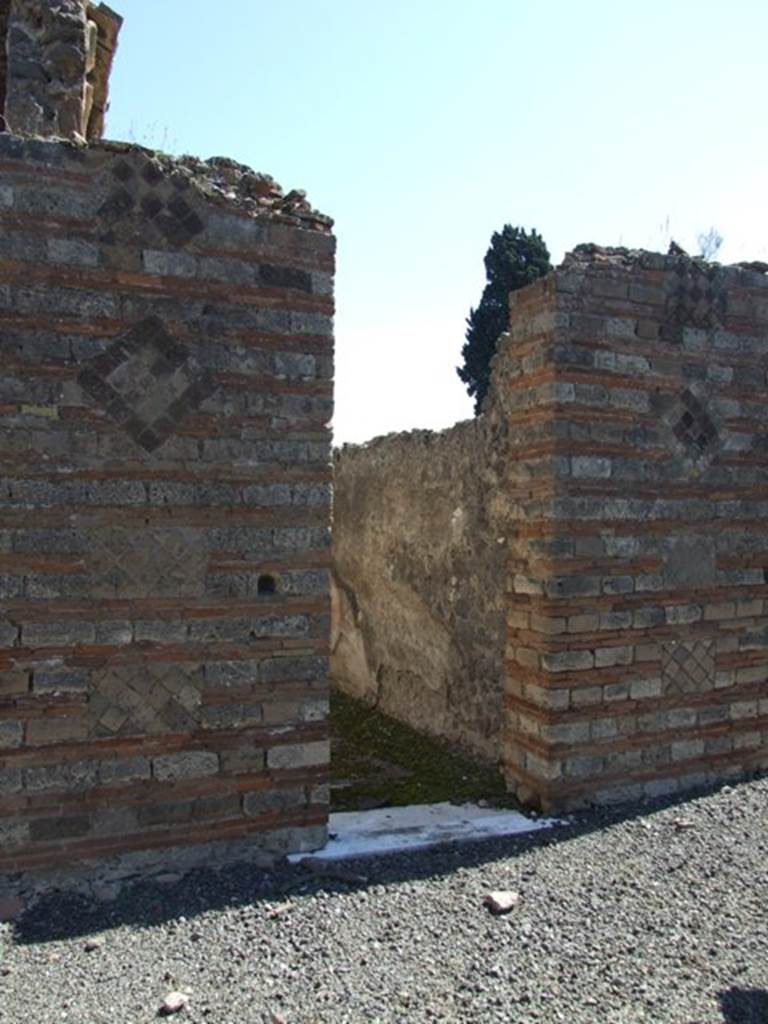 VIII.5.28 Pompeii.  March 2009.  Doorway to Room 3. Cubiculum.