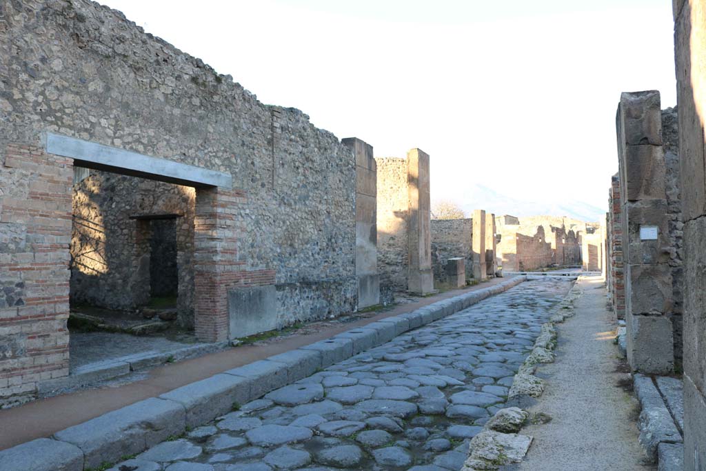 Via dei Teatri, Pompeii. December 2018. 
Looking north towards junction with Via dellAbbondanza between VIII.5.35, on left, and VIII.4, on right. Photo courtesy of Aude Durand.
