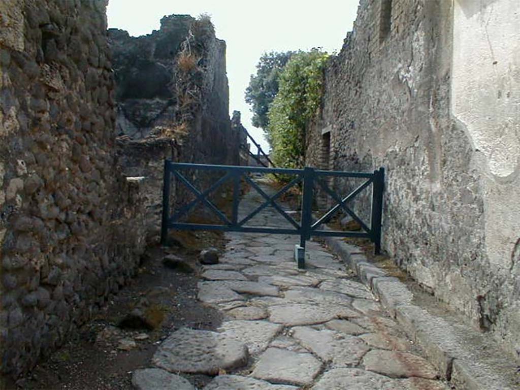 VIII.5.40 Pompeii, on left. September 2005. Vicolo dei dodici Dei, looking south. VIII.3, on right.