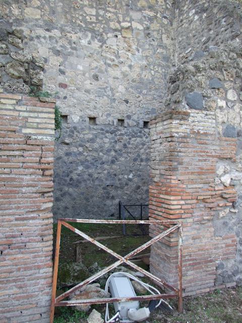 VIII.7.16 Pompeii. September 2005. Latrine in north west corner.