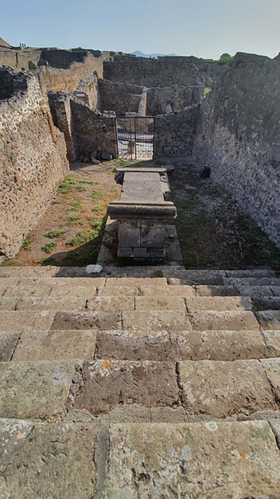 VIII.7.25 Pompeii. August 2021. 
Looking east down steps of podium towards entrance on Via Stabiana.
Foto Annette Haug, ERC Grant 681269 DÉCOR.
