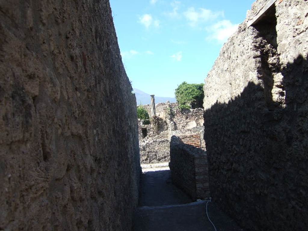 VIII.7.27 Pompeii. September 2005. Looking north along passage towards Via del Tempio dIside.