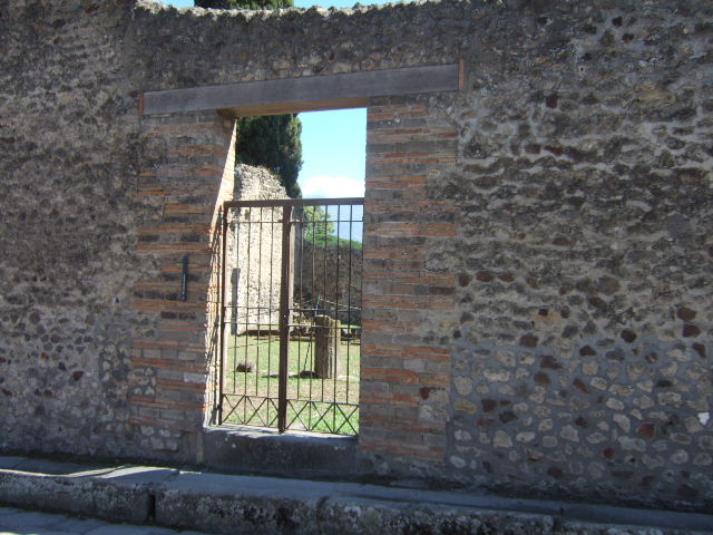 VIII.7.29 Pompeii. March 2009. Small high niche or recess in East wall in south east corner.