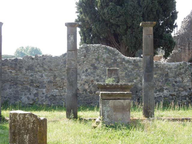 VIII.7.29 Pompeii. March 2009. North side of Table, pedestal and steps, on south side of the Colonnade.