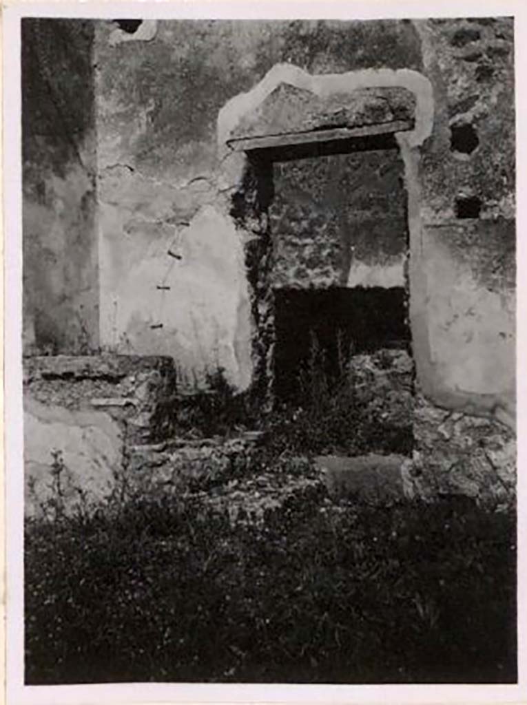 IX.1.4 Pompeii. Pre-1943. Looking towards staircase in north-east corner of shop. Photo by Tatiana Warscher.
She described this as -
The doorway to the small rear room b and the stairs that demonstrated that there were rooms on the upper floor.
See Warscher, T. Codex Topographicus Pompeianus, IX.1. (1943), Swedish Institute, Rome. (no.16), p. 29.
