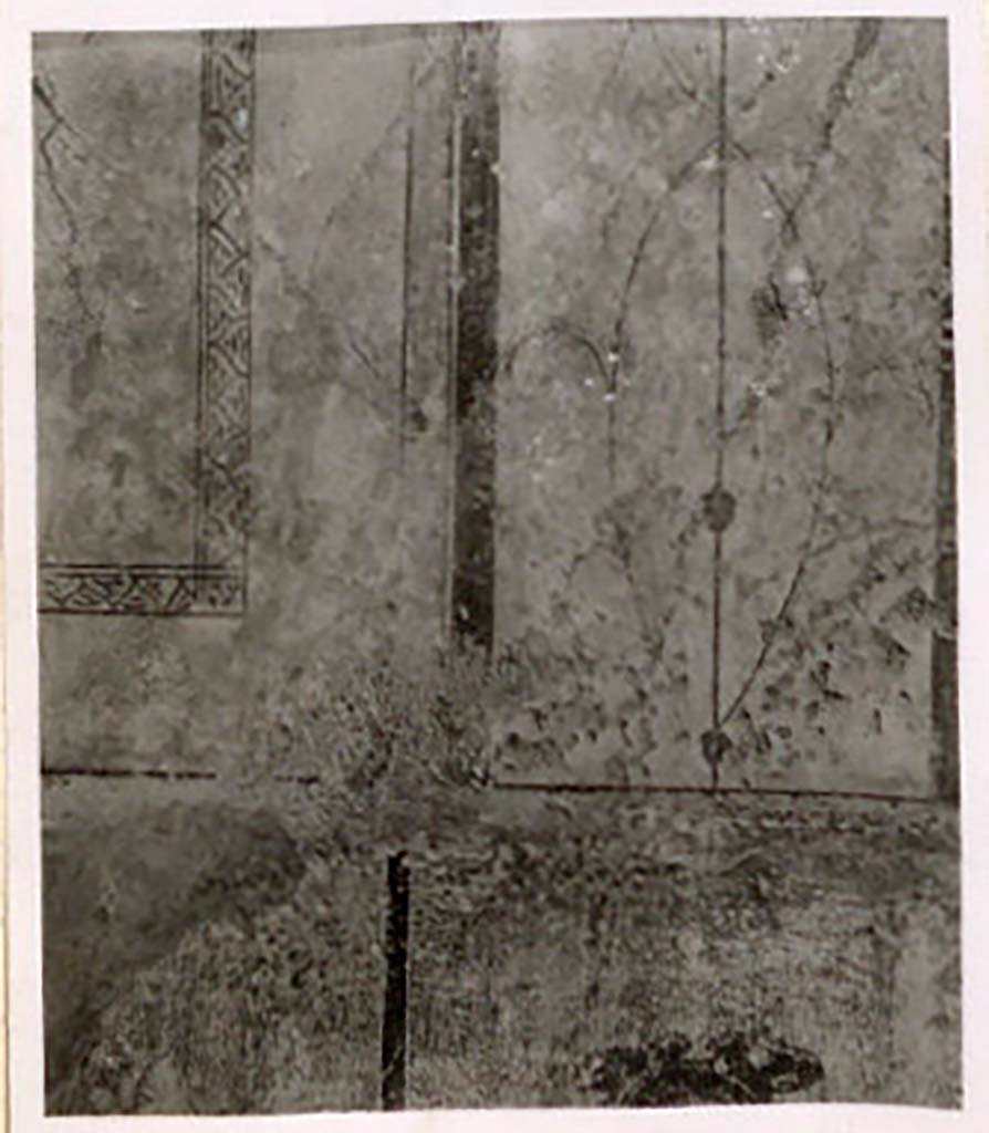 IX.1.20 Pompeii. Pre-1943. Painted decoration on the north wall. Photo by Tatiana Warscher.
See Warscher, T. Codex Topographicus Pompeianus, IX.1. (1943), Swedish Institute, Rome. (no.106a), p. 186.
