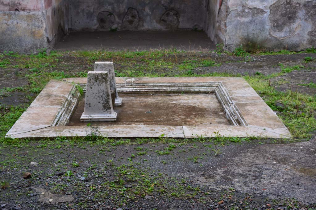 IX.5.11 Pompeii. March 2017. Room h, looking west across impluvium in atrium b towards west ala, opposite. 
Foto Christian Beck, ERC Grant 681269 DCOR.

