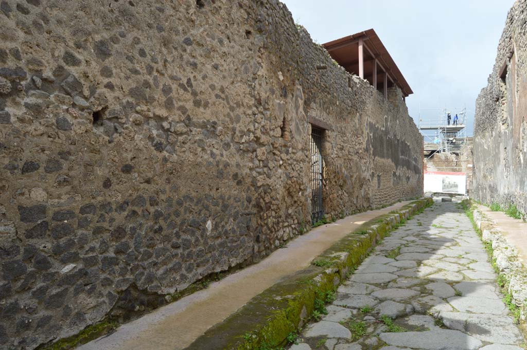 IX.5.13 Pompeii, March 2018. Looking north along west wall of Vicolo del Centenario, towards entrance doorway, in centre.
Foto Taylor Lauritsen, ERC Grant 681269 DCOR.
