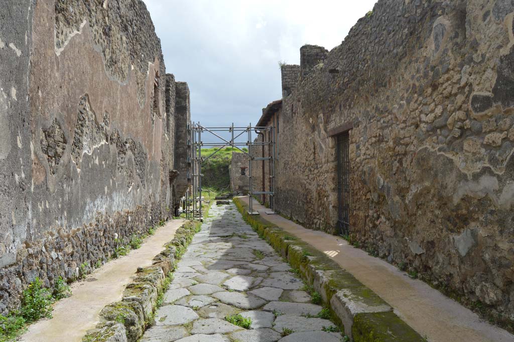 IX.8 Pompeii, on left. May 2006. Vicolo del Centenario, looking south from outside IX.5.13, on right.  
Foto Taylor Lauritsen, ERC Grant 681269 DCOR.

